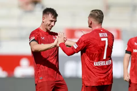 Daniel Hanslik vom 1. FC Kaiserslautern bejubelt seinen Treffer mit Marlon Ritter.
