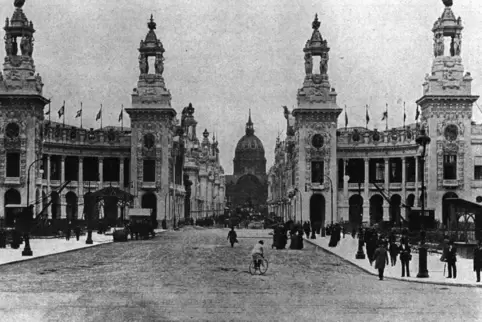 Anhängsel: Zur Zeit der Weltausstellung in Paris im Jahr 1900 bot die „Esplanade des Invalides" einen prächtigen Anblick. Die zu
