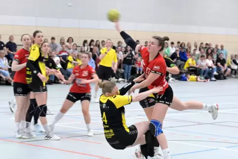 Oft die beste Torschützin: Tabea Luickx (am Ball) von der HSG Lingenfeld/Schwegenheim (rot) gegen VTV Mundenheim. 