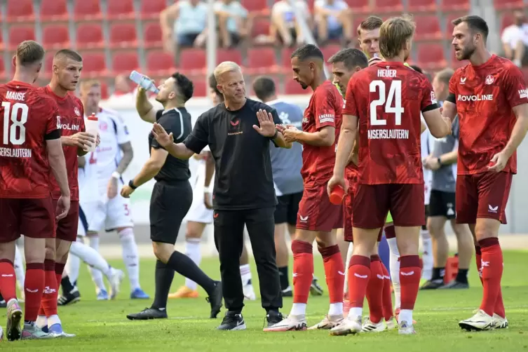 Hitze-Test: Trainer Markus Anfang nutzte bei hochsommerlichen Temperaturen eine Trinkpause für taktische Anweisungen. 