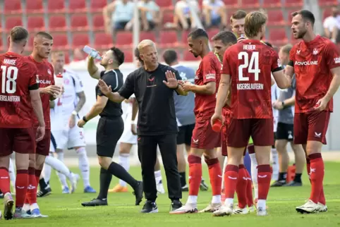 Hitze-Test: Trainer Markus Anfang nutzte bei hochsommerlichen Temperaturen eine Trinkpause für taktische Anweisungen. 