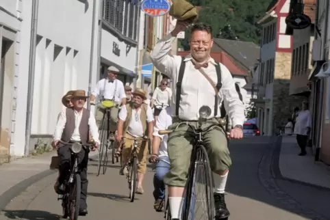 Grüß Gott! Guido Heddergott aus Mainz grüßt bei der Ausfahrt von einem „Witwenmacher“ aus die Menschen am Fahrbahnrand.