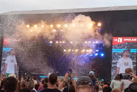 Mark Forster, der coole Typ von nebenan, ließ es auf dem Saarbrücker Open-Air-Gelände am E-Werk sowohl stimmlich als auch pyrote