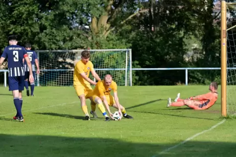 Start zur Aufholjagd: Fabian Martin vom FSV Schifferstadt II schnappt sich nach seinem 1:2 den Ball.