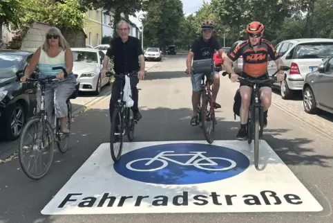 Antje Schröder, Alexander Thewalt, Manfred Lauer und David Williams (von links) weihen die neue Fahrradstraße in Oppau ein. 