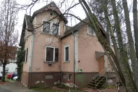 Das Anwesen in der Bexbacher Schwalbenstraße ist wahrlich kein Blickfang. Der Stadtrat hat schon vor einiger Zeit beschlossen, d