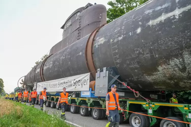 Für die letzten Kilometer musste das U-Boot aufgerichtet werden. 