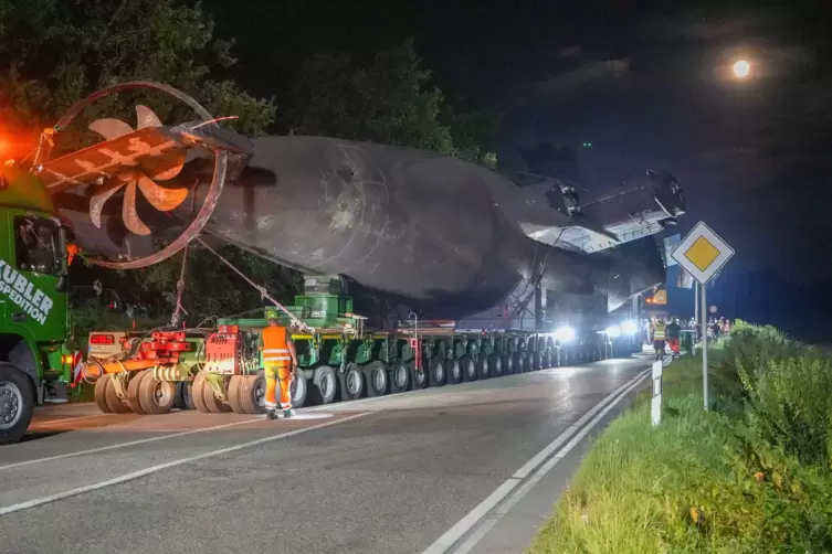 Für den nächtlichen Schwertransport wurde die A6 zwischenzeitlich voll gesperrt. 