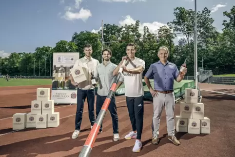 Olympiateilnehmer Oleg Zernikel (Zweiter von rechts) mit (von links) Richard, Christian und Ralf Anselmann.