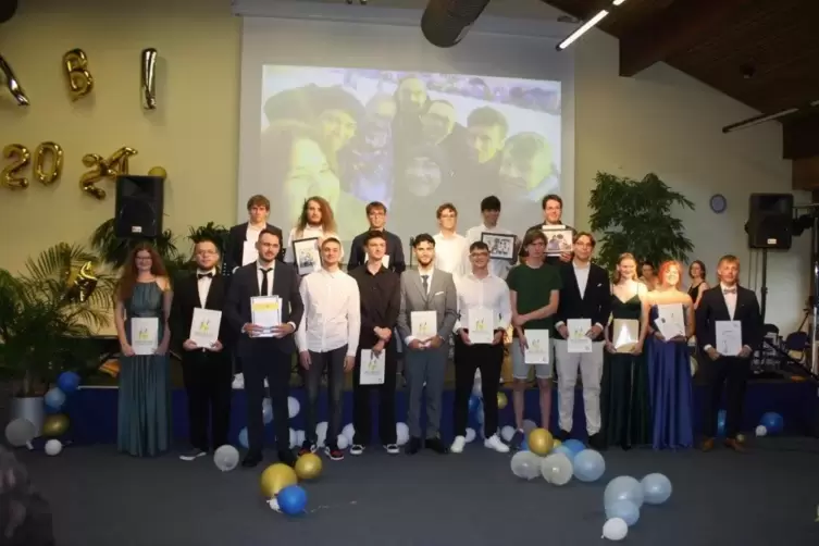 Gruppenbild der Preisträger: hinten von links nach rechts: Jonas Scharfenberger, Lars Rheinwald, Julian Bender, Luis Bender, Mat