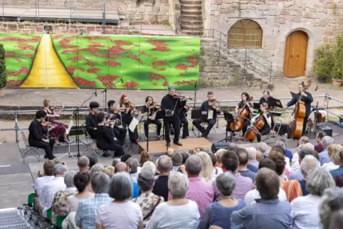 Wolfgang Mertes und die „Camerata Saarbrücken“ in der imposanten Kulisse der Landstuhler Burg.