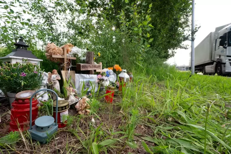 Stilles Gedenken: An der Unfallstelle in der Stockholmer Straße erinnern Kerzen und Blumen an die 16-Jährige. 