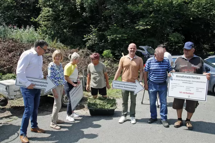 Verbandsbürgermeister Björn Bernhard, Kreisbeigeordnete Martina Wagner, Landrätin Susanne Ganster, Anlieferer Peter König, Stadt