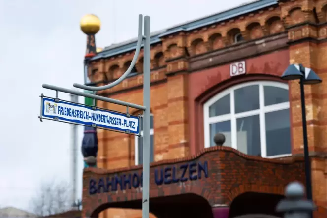 Die Polizei sucht Zeugen, die die Tat am Bahnhof in Uelzen beobachtet haben.