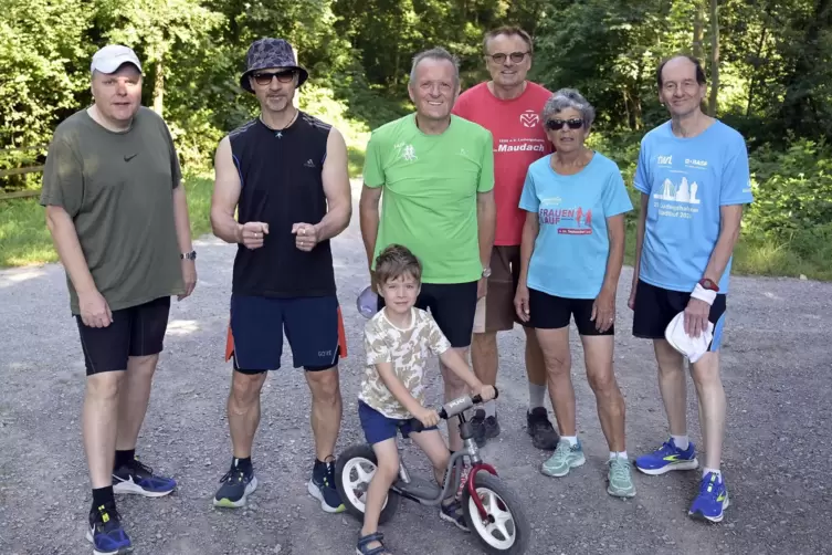 9.45 Uhr: Gruppenbild vor dem Lauf mit (von links) Michael Schmid, Steffen Gierescher (die Leiter der RHEINPFALZ-Lokalredaktion)