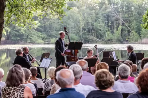 Abwechslungsreiche Serenade vor einer besonders stimmungsvollen Kulisse: das Ensemble der „Stuttgarter Saloniker“ zu Gast in Sip