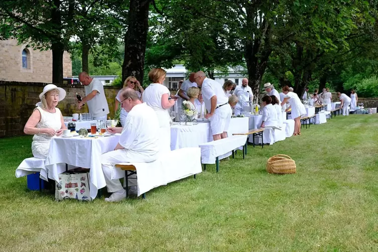 Dinner in Weiß hinterm Zweibrücker Schloss: Guten Appetit!