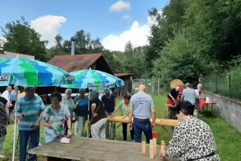 Singen und spielen, aber auch ganz einfach andere Menschen treffen: : Das bietet die Aktion „Raus aus dem Haus“ Senioren im Land