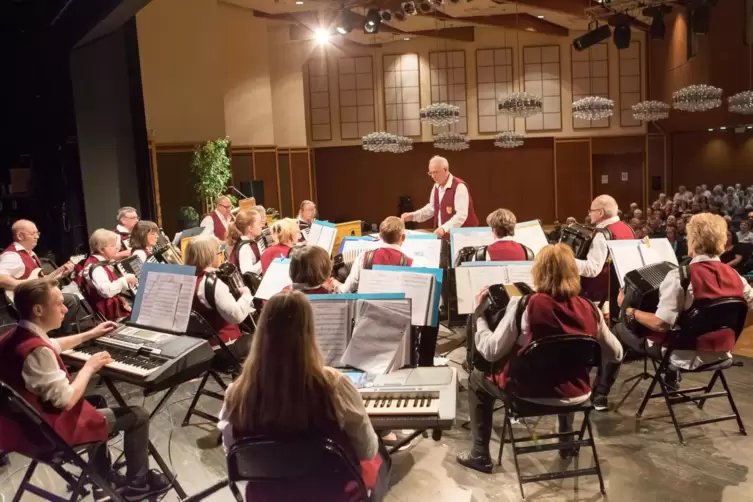 Ein Bild aus besseren Tagen: 2017 gab der Akkordeon-Club unter der Leitung von Waldemar Waßmann im Congress Center Ramstein eine