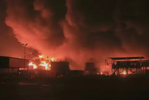 Öltanks brennen im Hafen von Hudaida. Einen Tag nach dem tödlichen Drohnenangriff der Huthi-Miliz auf Tel Aviv hat Israels Milit