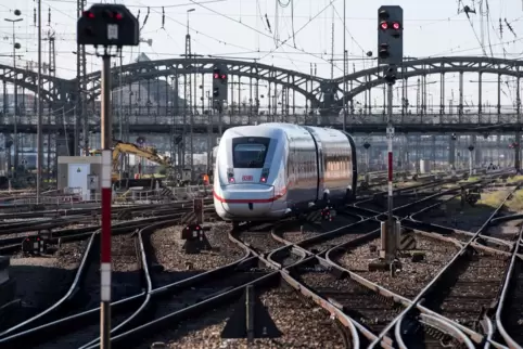 München ist stündlich per ICE von Mannheim erreichbar. Zwei Zugpaare pro Tag fahren außerdem direkt ab Kaiserslautern, Neustadt 