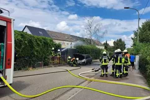 Die Feuerwehr war schnell zur Stelle und löschte den Fahrzeugbrand. 