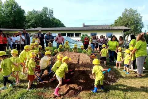 Fachkräftemangel im Baugewerbe? Nicht in Höheinöd. Die „Äneder Baukids“ von der Kindertagesstätte Apfelbäumchen griffen zu Schau