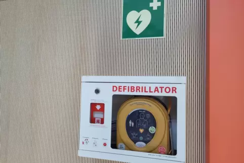 Neuer Defibrillator in der Kreisverwaltung.