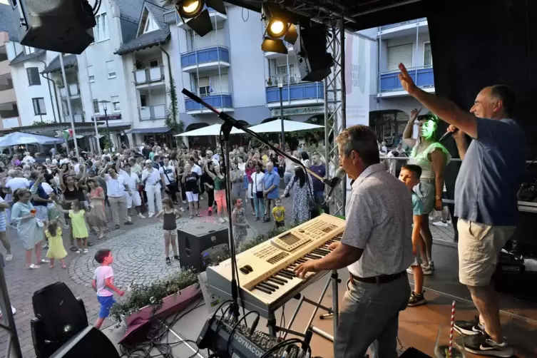 Matteo und Daniele (von links) sind beim italienischen Fest auf dem Kurpfalzplatz in ihrem Element, und das heißt: Musik.