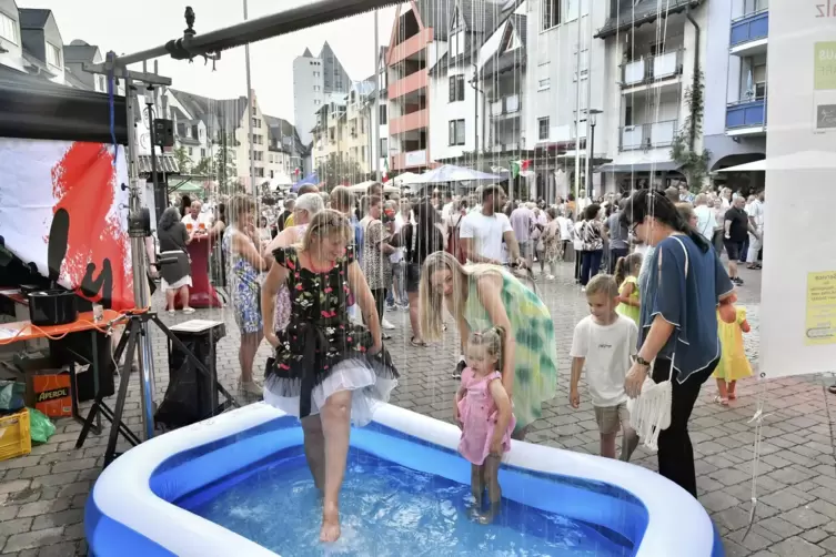 Improvisierter Duschdurchgang: So bringt eine Wasserleinwand Abkühlung. 