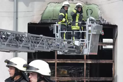 Aufgrund der extremen Hitze platzte das Glas am Rolltohr der Fahrzeughalle. 