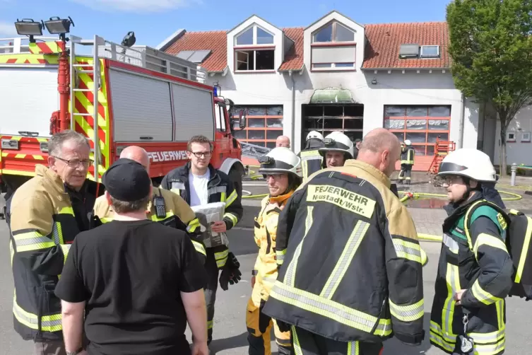 Kurze Lagebesprechung: Insgesamt waren 100 Einsatzkräfte in Hambach.