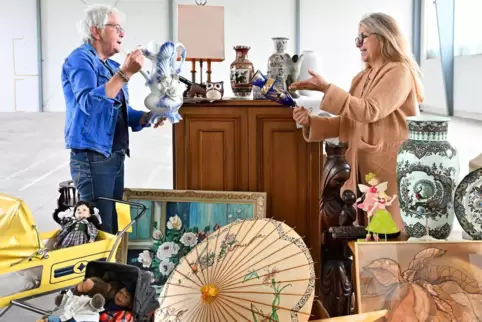 Besondere und etwas wertvollere Stücke präsentieren Petra Dehnel (links) und Karin Alter-Hormes in der Edelflohmarkt-Halle . 