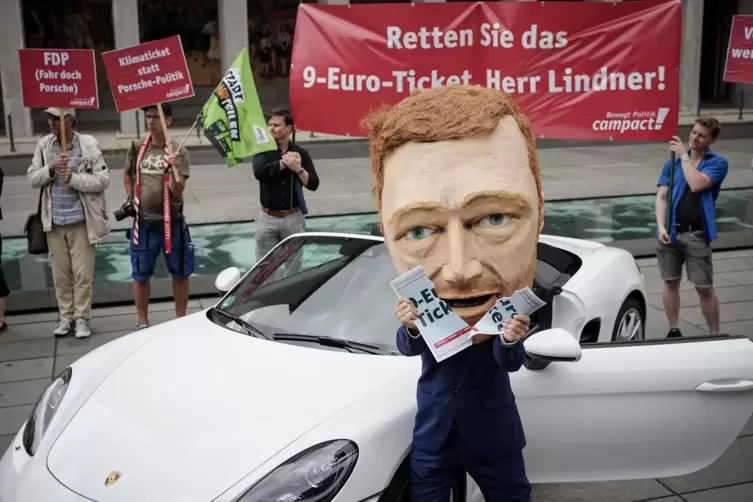 Bundesfinanzminister Christian Lindner gilt schon seit Jahren nicht als ein Freund des Nahverkehrs. Das Foto von einer Campact-A