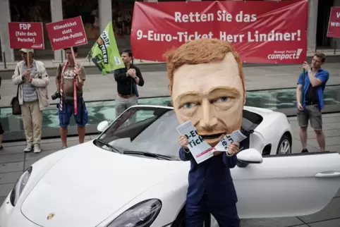 Bundesfinanzminister Christian Lindner gilt schon seit Jahren nicht als ein Freund des Nahverkehrs. Das Foto von einer Campact-A