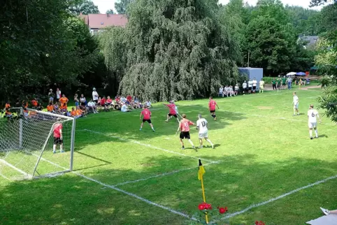 Beim Fußballturnier im Prinzenpark messen sich die Ernstweiler Straußbuben (rote Trikots) mit dem Team „Viktoria Pilsen“.