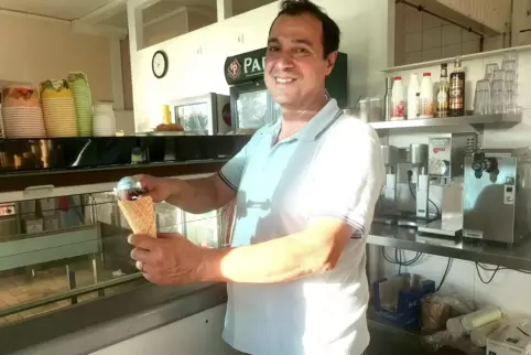 Selbstgemachtes italienisches Eis und frisch zubereitete Schwimmbad-Pommes bietet Vito Gallo an, der seit dieser Saison den Kios