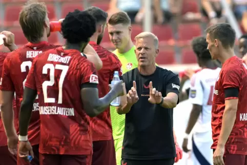 Der neue Cheftrainer des 1. FC Kaiserslautern, Markus Anfang (Zweiter von rechts), sieht seine Mannschaft auf einem guten Weg – 