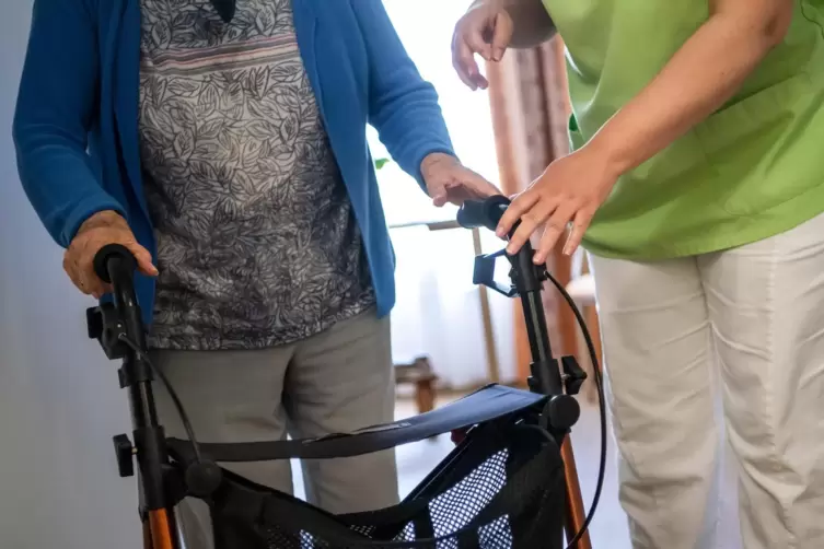 Unter anderem wird beim Aktionstag der richtige Umgang mit dem Rollator geübt. 