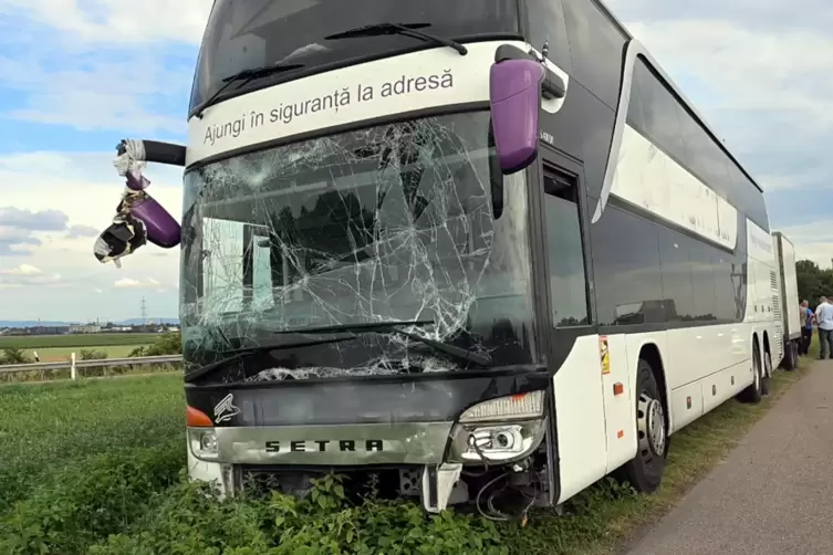 Zwei Menschen wurden bei dem Unfall leicht verletzt.