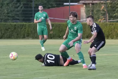 Pierre-Marcel Radetz vom SV Kirchheimbolanden (Mitte) geht hier an Volkan Yildiz (am Boden liegend) vom FSV Saulheim vorbei.