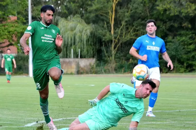 Erik Tuttobene (links) vom VfR Grünstadt scheitert hier am Alsenborner Keeper Janik Ulrich. 