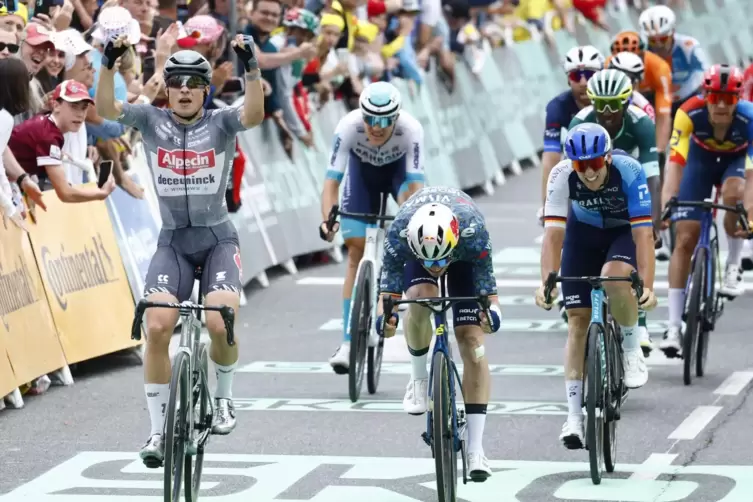  Philipsen Jasper (links) vom Team Alpecin-Deceuninck gewann den Sprint bei der elften Etappe. Rechts: Pascal Ackermann.