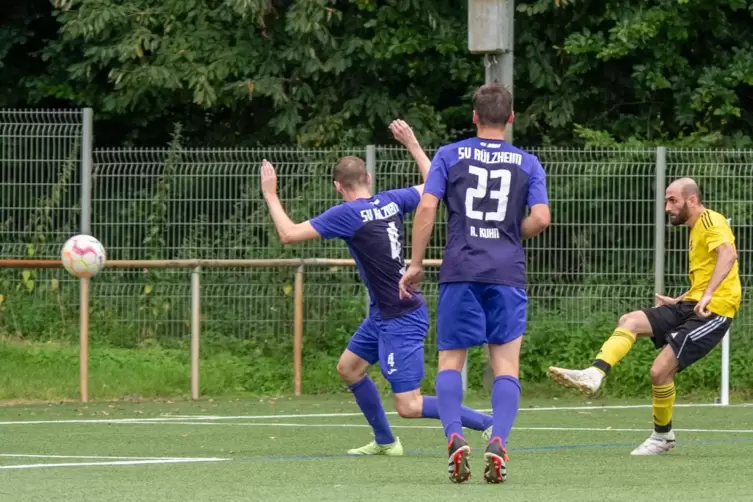  Ferhat Soylu (rechts) mit dem 2:0 für Erlenbach. Mit der 23 Rülzheims Spielertrainer Andreas Kuhn. 