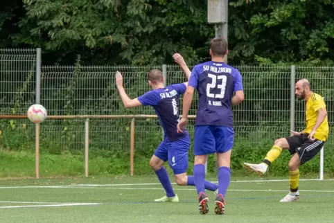  Ferhat Soylu (rechts) mit dem 2:0 für Erlenbach. Mit der 23 Rülzheims Spielertrainer Andreas Kuhn. 