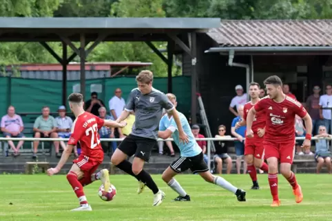 Das erste Tor: Elias Höhl (grau) trifft zum 1:0 für FV Berghausen gegen TSV Lingenfeld.