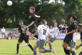 Jonas Simon schraubt sich hoch und köpft Hermersberg mit 1:0 in Führung. Seine Teamkollegen Jona Wohlgemuth (Nummer 42), Johanne