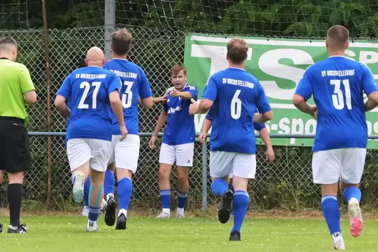 Die siebte Minute: Niklas Hoffmann hat gerade das 2:0 für den SV Hochstellerhof erzielt. Tolga Pakoglu, Yannick Drews, Tobias Za