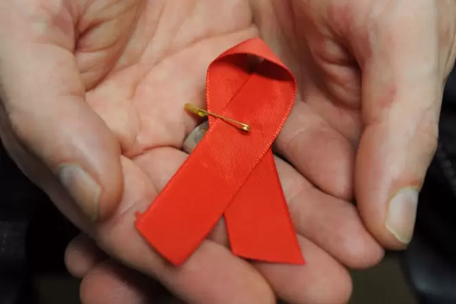 Die Schleife zeigt Solidarität mit HIV-Positiven und Aids-Kranken