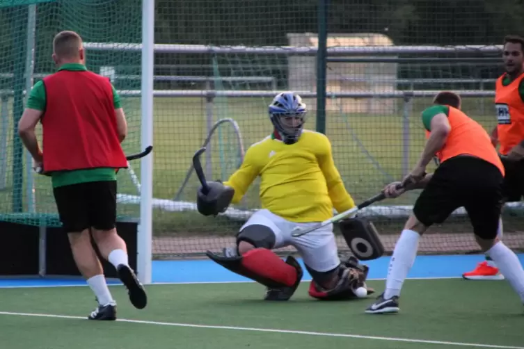 Katzweilers Fußball-Keeper Edgard Bader hielt auch in ungewohnter Hockeymontur großartig.